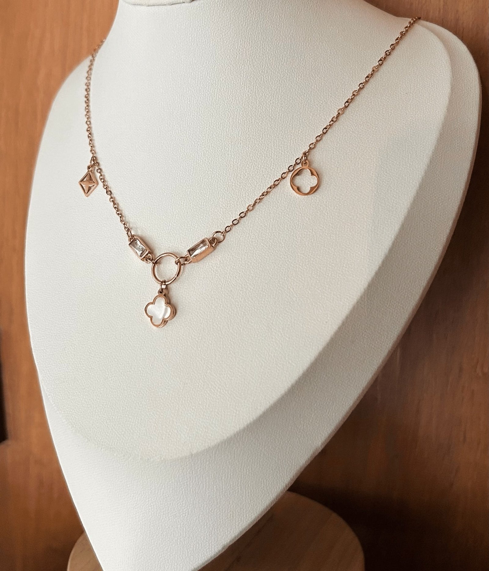 untitled-design-11-7 Flower necklace - Image 1