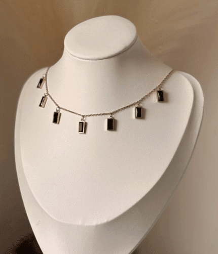 Black hamging necklace